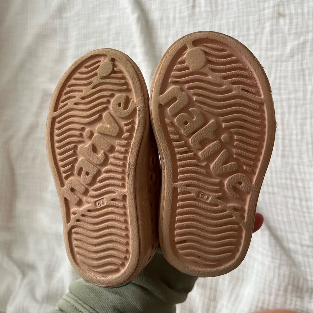 Native shoes- pink with small white flecks- great used condition - size c4 - Picture 3 of 3